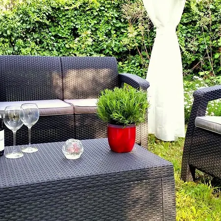 Lägenhet With Cosy Garden