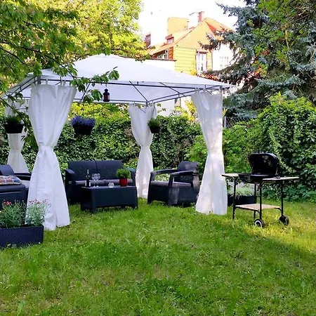 Lägenhet With Cosy Garden *